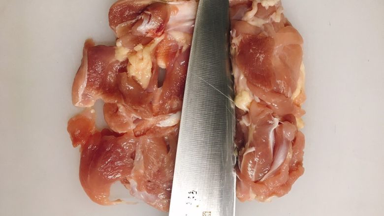 鸡肉紫苏培根卷佐京葱芥末酱, 然后从中间往右,也是不片断。把鸡肉改刀成原本的两倍大,一半厚…