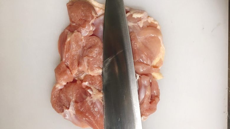 鸡肉紫苏培根卷佐京葱芥末酱, 先把鸡肉片薄,片大。上回好多朋友反映说不会片鱼…嗯,其实类似,先从肉中间入刀,往左片,不片断…