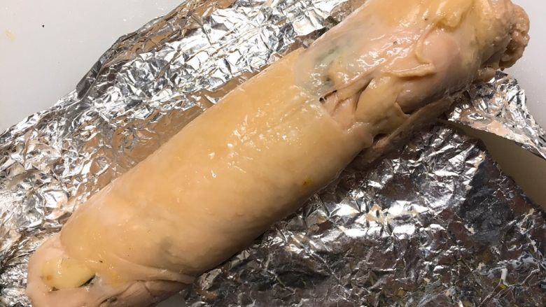 鸡肉紫苏培根卷佐京葱芥末酱, 这时候鸡煮好,扒掉锡纸,也可以先冲一下冷水再扒(如果你皮厚不怕烫,可以忽略我的小建议)…