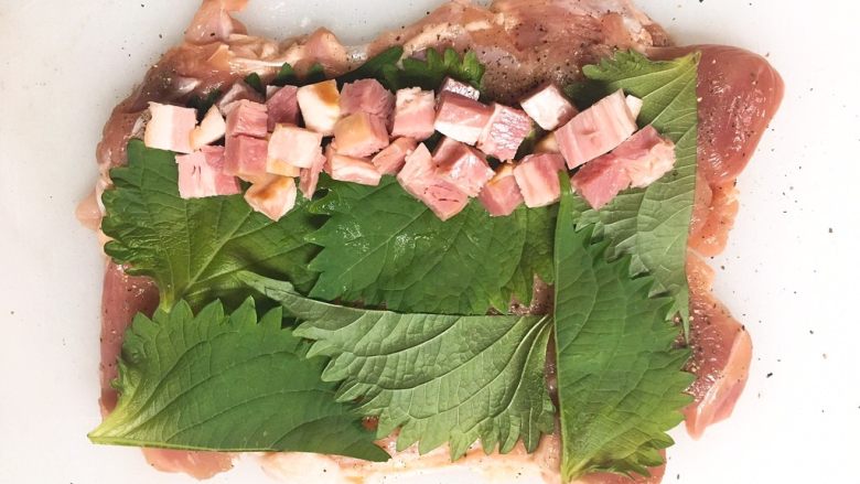 鸡肉紫苏培根卷佐京葱芥末酱, 接着把培根丁码到一头…