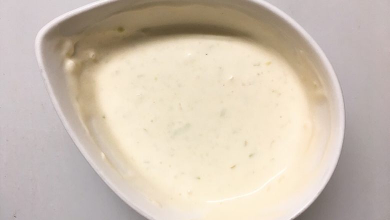 鸡肉紫苏培根卷佐京葱芥末酱, 把酱汁材料混到一块,搅拌均匀,一款比较有个性的酱汁,<a style='color:red;display:inline-block;' href='/shicai/ 706'>芥末</a>改变了<a style='color:red;display:inline-block;' href='/shicai/ 886'>奶油</a>蛋黄酱一入口时候的的柔和,会在入口的尾段留下一点刺激感,大葱末增加的酱汁的层次和口感(又是一种操作很没难度的,但很有意思的酱汁)…