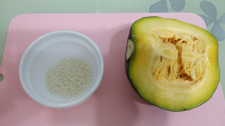 辅食:南瓜糊,准备好食材。