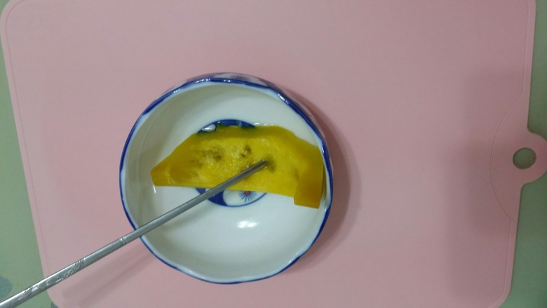 辅食:南瓜糊,上火蒸到软化,可轻松插入筷子即可。