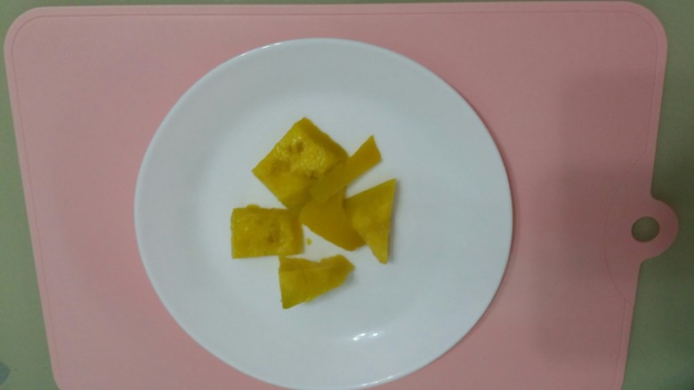 辅食:南瓜糊,切成小块 。