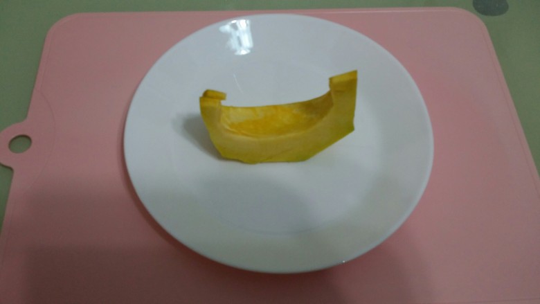 辅食:南瓜糊,<a style='color:red;display:inline-block;' href='/shicai/ 53'>南瓜</a>去籽,去皮,上火蒸。