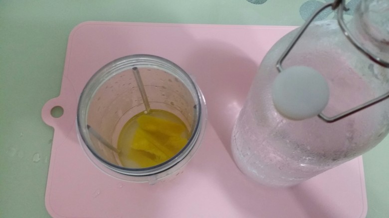 辅食:南瓜糊,然后加入少量水。