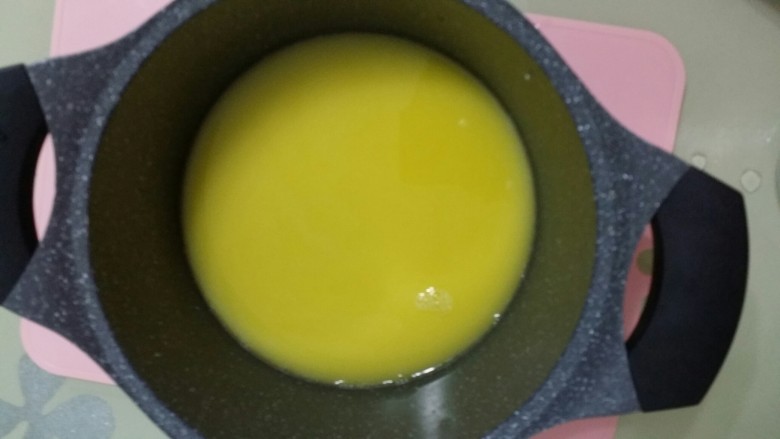 辅食:南瓜糊,把磨碎的南瓜和白米倒入锅中 ,再加入适量水。