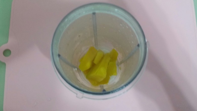 辅食:南瓜糊,接着放入切好后的南瓜 。