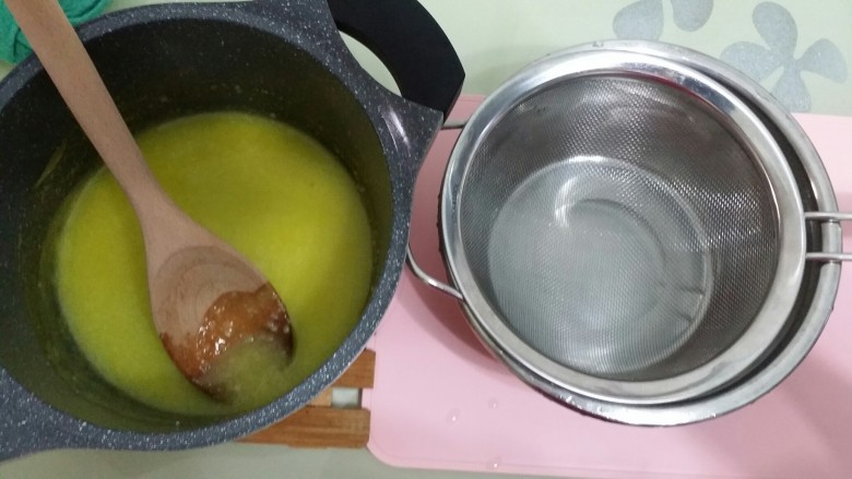 辅食:南瓜糊,准备好过滤网 。