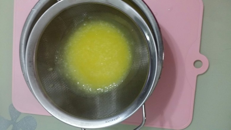 辅食:南瓜糊,把煮好的南瓜糊倒入,过滤掉杂质即可。