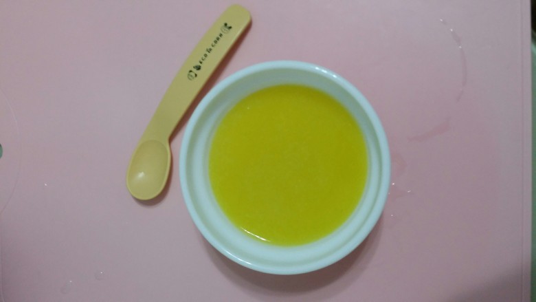 辅食:南瓜糊,把过滤后的南瓜糊盛出即可。