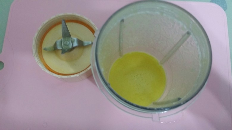 辅食:南瓜糊,完全磨碎。