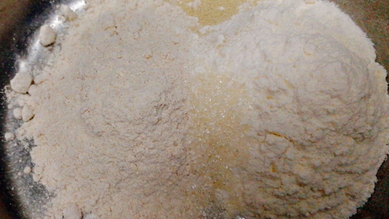 早餐+小羊肖恩馒头,白色面团:全麦粉,中筋面粉,1:1的比例,加入白糖,酵母粉