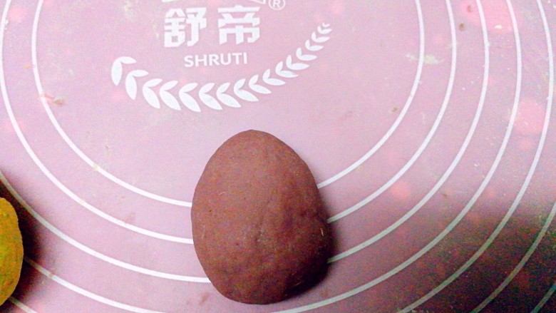 早餐+小羊肖恩馒头,取一个紫色面团搓成这样椭圆形,做为小羊的身子