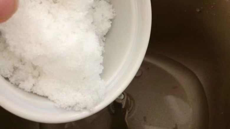 #甜味#玫瑰豆沙酥,我用面包机和面的,水和糖先放入面包机内