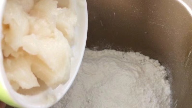 #甜味#玫瑰豆沙酥,然后倒入面粉,猪油,开启揉面程序28分钟