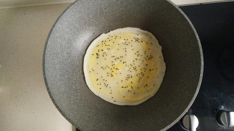 鸡蛋软饼,蛋液干前撒上黑<a style='color:red;display:inline-block;' href='/shicai/ 666'>芝麻</a>,同时可撒些葱花,没有葱花就没撒。