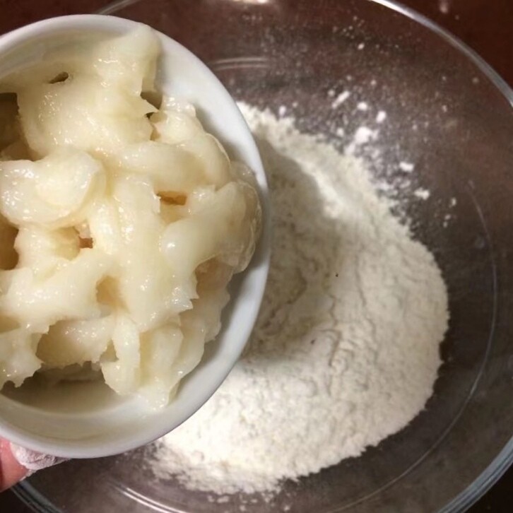 #甜味#玫瑰豆沙酥,下一步,我们来做油酥,这个很简单,把猪油倒入称好的面粉中,带上手套翻拌成油酥面团