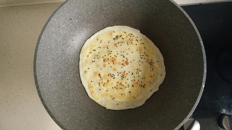 鸡蛋软饼,翻面再煎10秒,想吃嫩点这步可省直接起锅了。