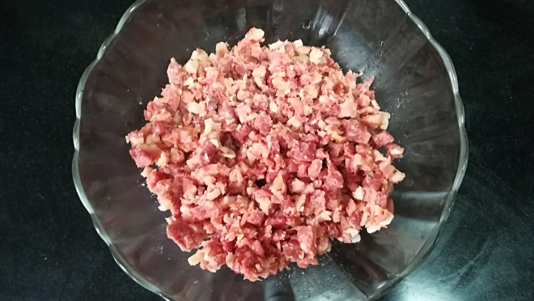 云腿月饼,先将火腿丁切成小丁,如图所示(也可以买现成的制作云腿月饼的套装)