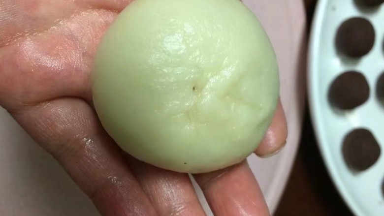#甜味#玫瑰豆沙酥,慢慢的往上用大拇指和食指虎口收口,捏紧,不要露出油酥