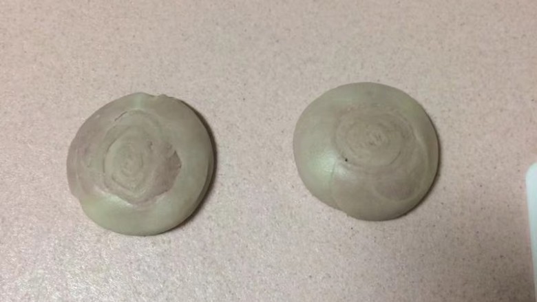 #甜味#玫瑰豆沙酥,取出一个从中间切开,分成两个,掌心压扁