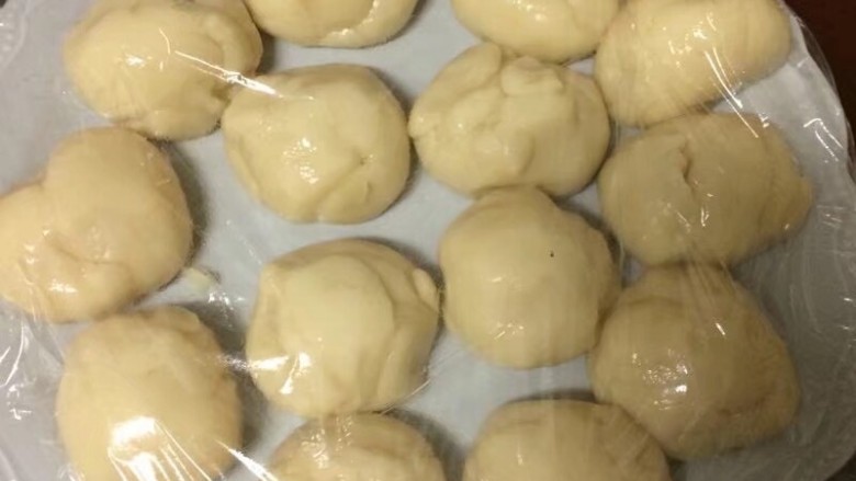 #甜味#玫瑰豆沙酥,然后把醒好的水油皮分成均匀的小剂子,用保鲜膜盖住,水油皮是30g一个,一共14个