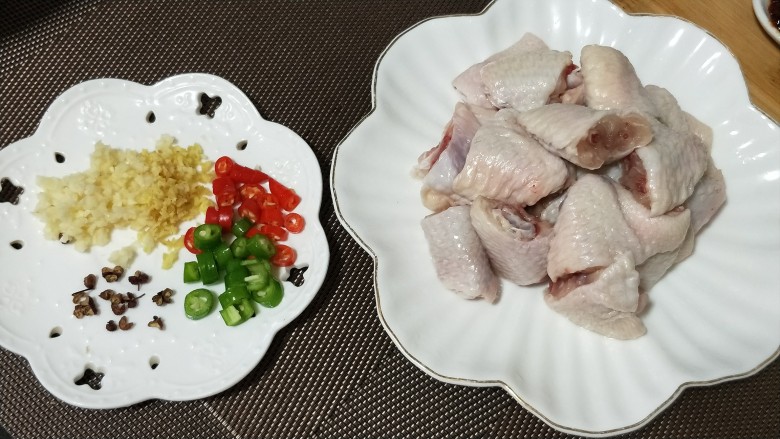 豉油辣酱蒸鸡翅,将<a style='color:red;display:inline-block;' href='/shicai/ 1051'>鸡中翅</a>切块,姜蒜切末,青红椒切小圈