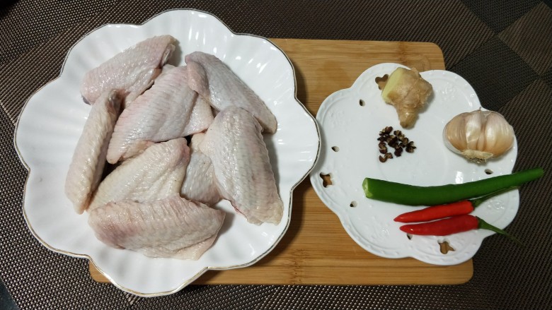 豉油辣酱蒸鸡翅,材料如图示,不喜辣味的小米辣换成美人椒