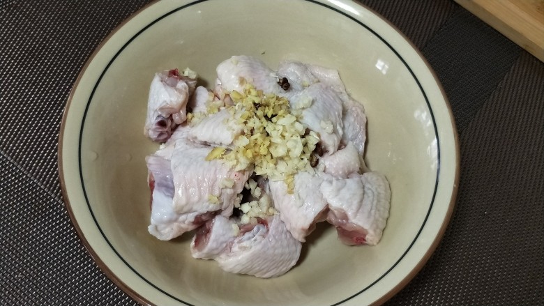 豉油辣酱蒸鸡翅,鸡翅放空碗中,加i姜蒜末,花椒