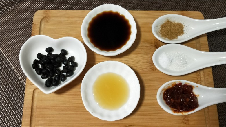 豉油辣酱蒸鸡翅,所需佐料,另淀粉和食用油再添加