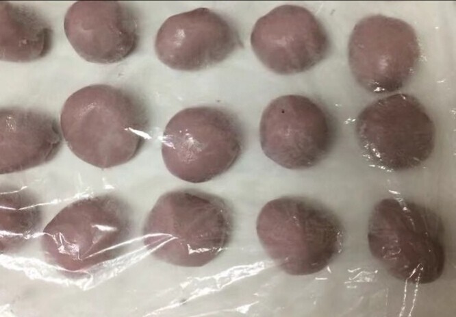 #甜味#玫瑰豆沙酥,从冰箱取出油酥分别分成与水油皮相等的数量,一个油酥剂子大约23g一个,共14个,用保鲜膜盖住防止流失水分