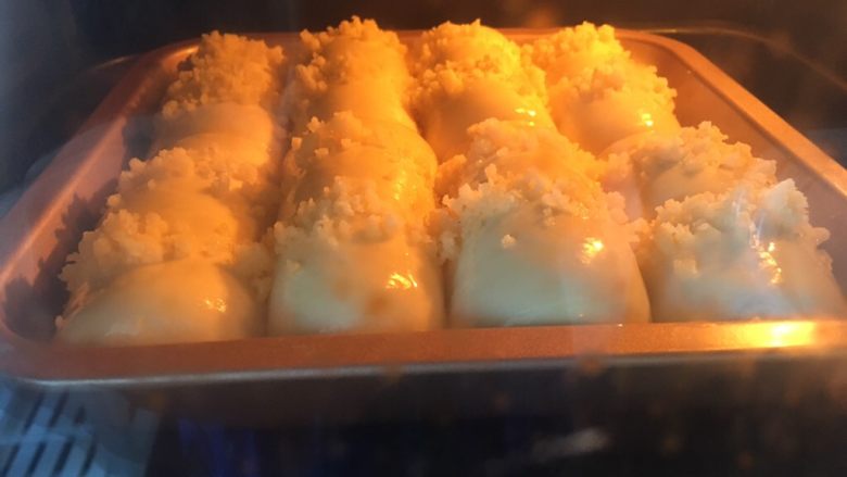 糯米酥粒小排包,烤箱预热180度烤约28分钟