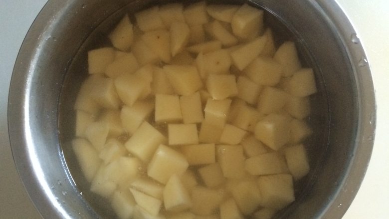炒四丁,把切好的土豆丁用清水浸泡,去除淀粉