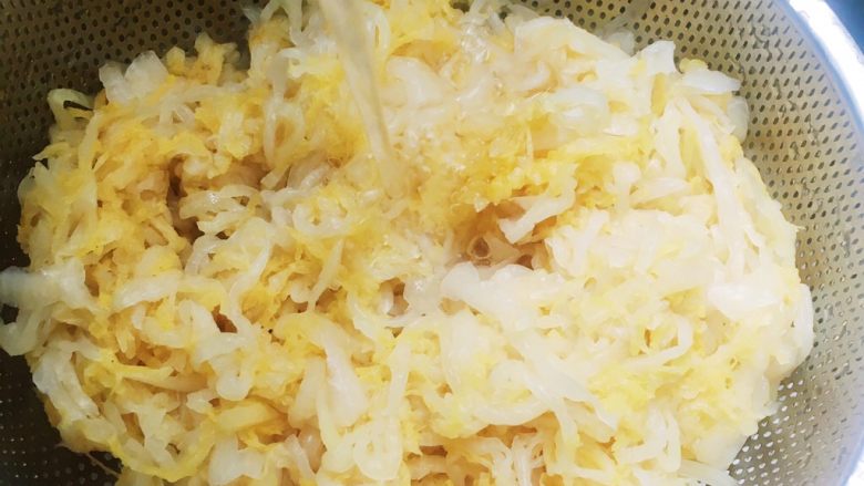 东北酸菜炖排骨,食材处理:将酸菜开封 用清水冲洗几遍 (估计很多南方人一开始接受不了它的气味 吃过以后爱的不得了)