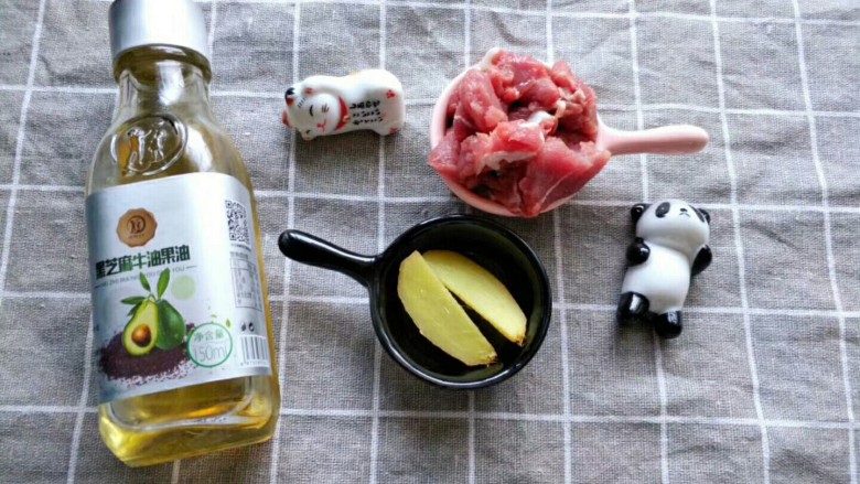 土豆排骨
土豆还能这样做
,准备两片生姜和肉