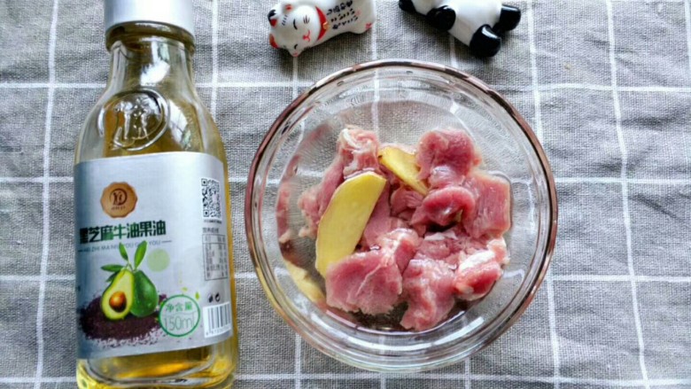土豆排骨
土豆还能这样做
,放到小碗中加入少许清水,将猪肉放入姜水中浸泡15分钟,去除猪肉的腥味