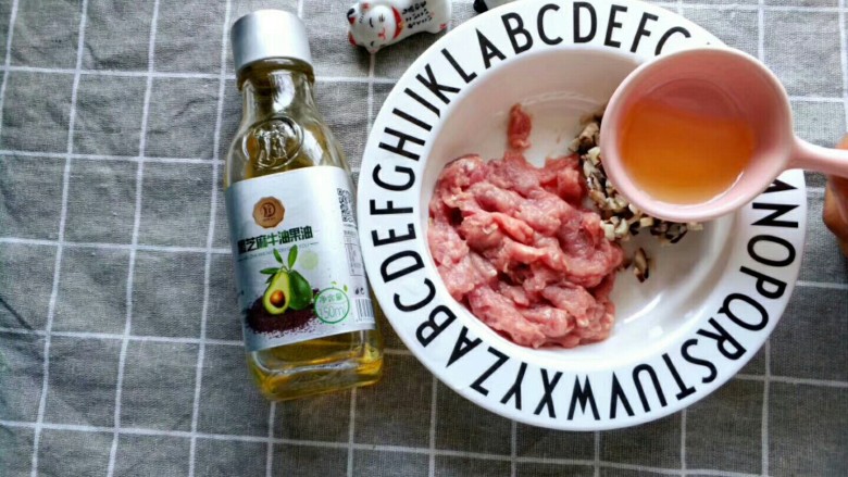 土豆排骨
土豆还能这样做
,然后将猪肉放入搅拌机中搅打成细腻的肉馅,再将准备好的香菇碎放入猪肉馅中,加几滴黑芝麻牛油果油用筷子将肉馅混合均匀,直到上劲,肉馅搅打上劲排骨才不容易散开