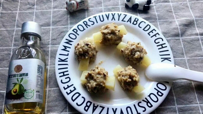 土豆排骨
土豆还能这样做
,把排骨放到盘子上,上锅蒸15分钟到20分钟,土豆排骨蒸熟蒸透,软绵绵的土豆排骨做好了😁