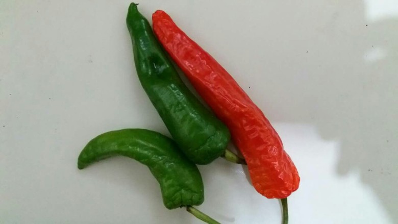 早餐+牛肉炖柿子,<a style='color:red;display:inline-block;' href='/shicai/ 62'>辣椒</a>3个,洗净,备用。切成小块。