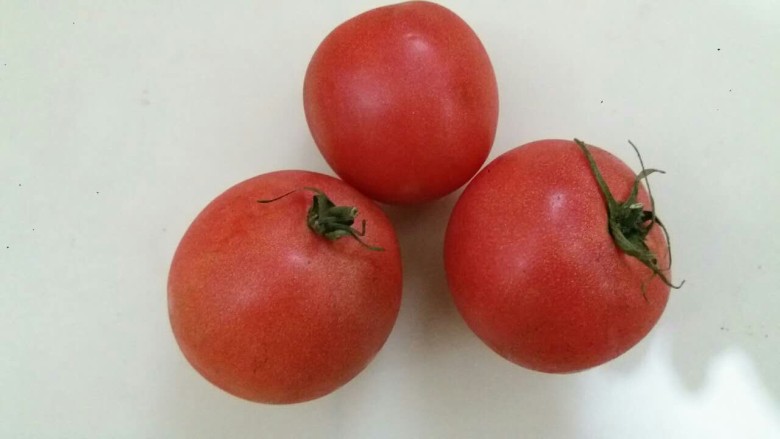 早餐+牛肉炖柿子,<a style='color:red;display:inline-block;' href='/shicai/ 3551'>西红柿</a>3个,洗净,备用。