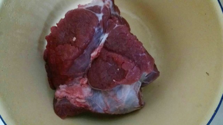 早餐+牛肉炖柿子,<a style='color:red;display:inline-block;' href='/shicai/ 216'>牛肉</a>洗净,备用。
