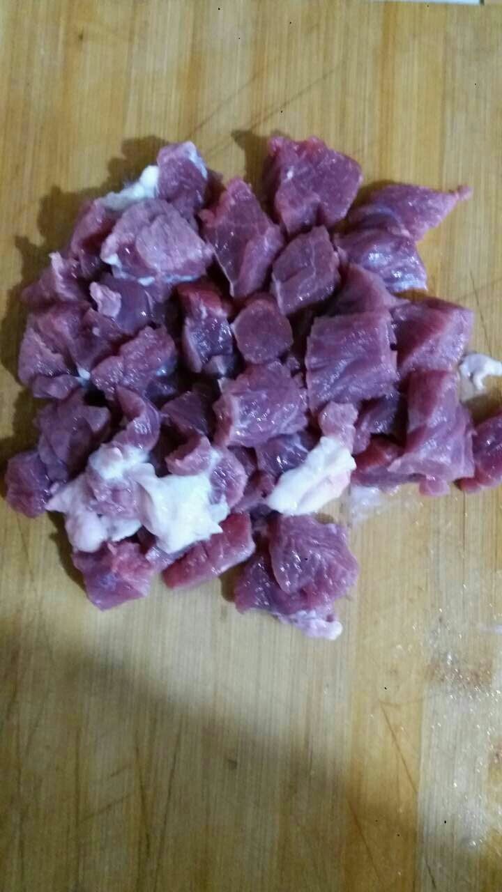 早餐+牛肉炖柿子,切成小块。