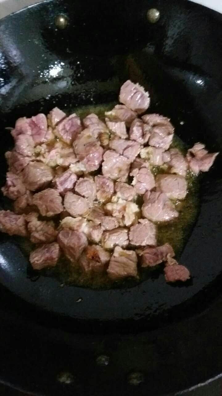 早餐+牛肉炖柿子,油温升到7分时,就葱花,加入牛肉翻炒。
