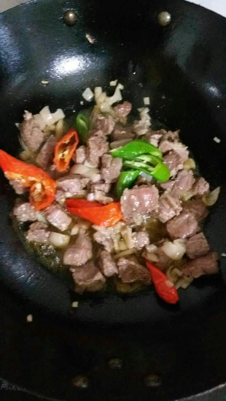 早餐+牛肉炖柿子,在加辣椒块。