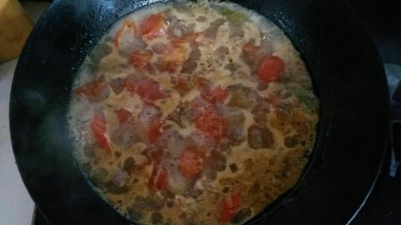 早餐+牛肉炖柿子,放入适量水,小火炖30分钟左右。