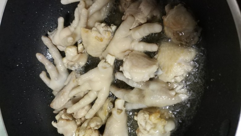 干锅鸡翅鸡爪爪,鸡翅鸡爪爪焯水后,过油煎至两面黄盛起