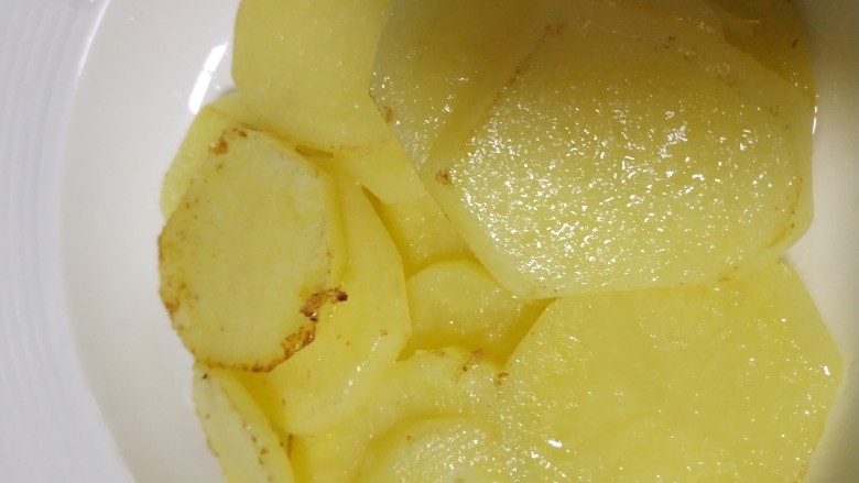 干锅鸡翅鸡爪爪,煎至微焦盛起