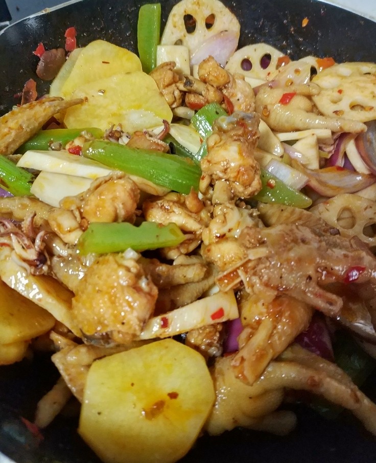 干锅鸡翅鸡爪爪,锅内加油,把豆瓣酱炒香,倒入鸡翅鸡爪爪,加生抽,糖少许,翻炒至鸡翅出油,倒入所有食材,翻炒均匀后倒入铸铁锅内,加盖焖五分钟,开盖加入辣椒,芹菜翻炒,最后放<a style='color:red;display:inline-block;' href='/shicai/ 131'>香菜</a>,撒上熟芝麻,开吃吧