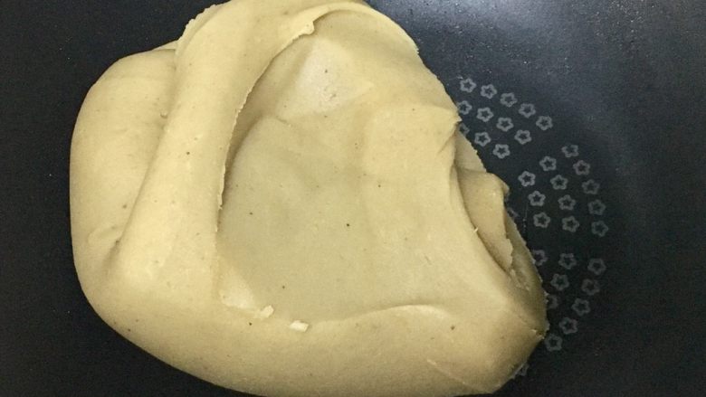 广式蛋黄莲蓉月饼,不停的搅拌,翻炒,直到炒到图片的状态为止。